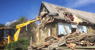 Промышленный демонтаж пристроек к дому в Глазове | Цены от 561 руб. за м2