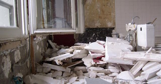 Демонтаж хрущевки в Глазове - удаление старых полов и стен по выгодной цене от 1733 рублей.