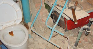 Профессиональный демонтаж перегородки ванной и туалета в Глазове - от 561 рублей
